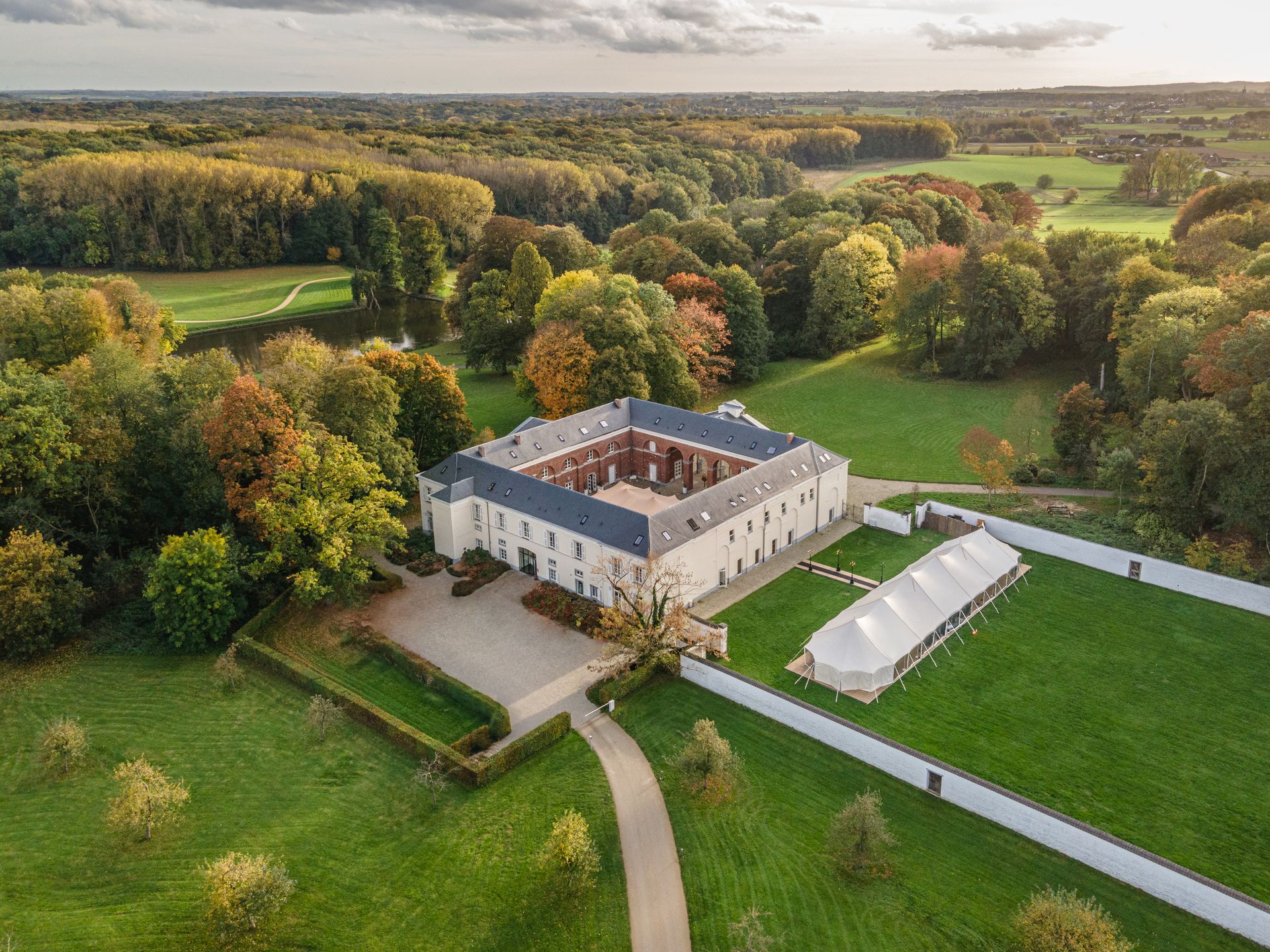 sfeerbeeld kasteel aan vijver